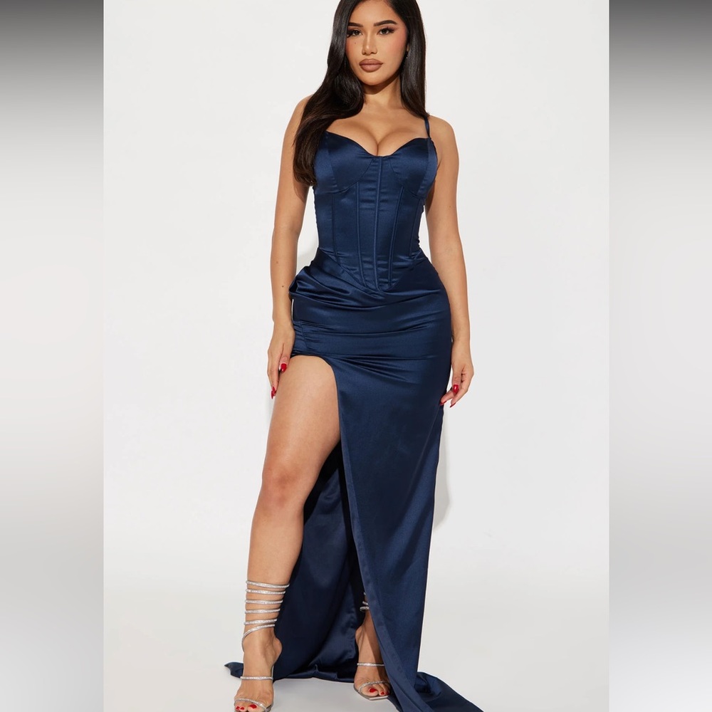 Fashion nova Mariah satin gown in navy! 1X